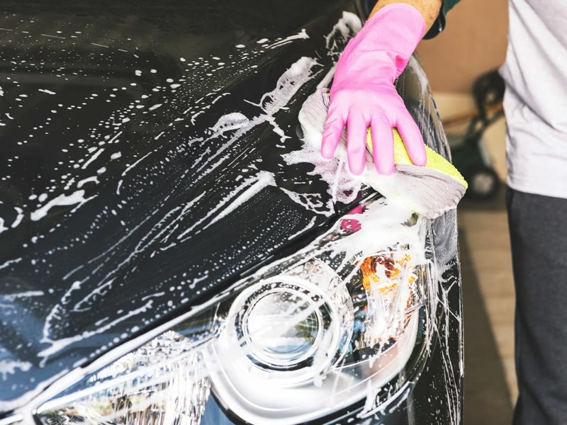 Auto onder het schuim wordt met de hand gewassen