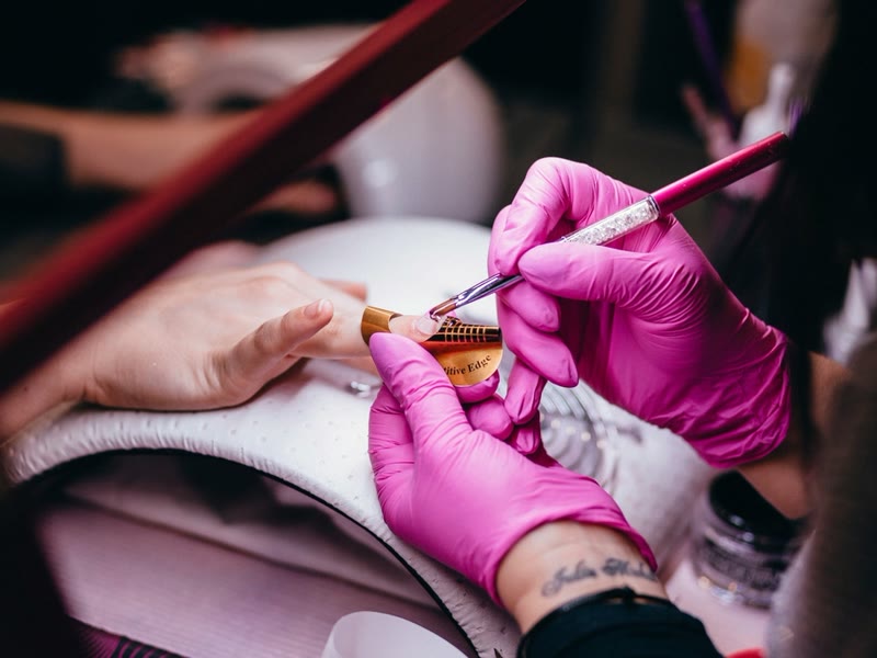 Nagelstyliste werkt aan de nagels van een klant