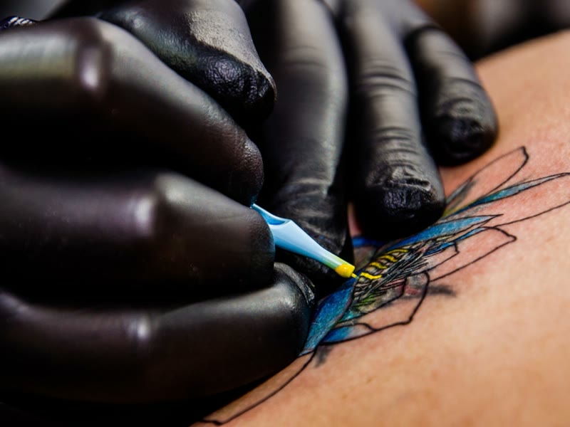 Tattoo wordt gezet op een onderarm